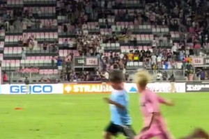 库尔图瓦：比赛中我在想“幸好我和姆巴佩是队友”（库尔图瓦：比赛时我心想，幸好姆巴佩是我队友）