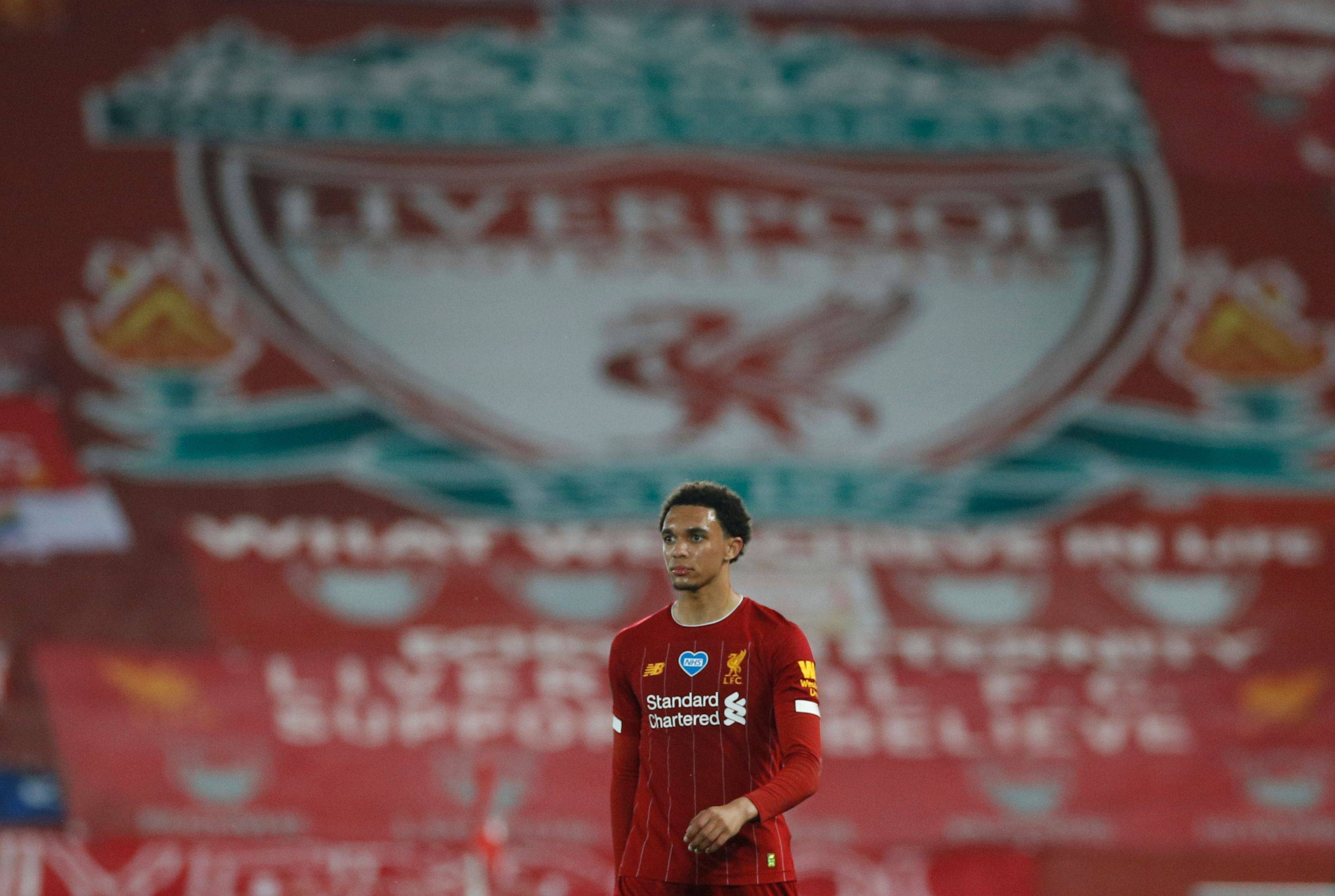 重拳打到对手没有还手之力，裁判无奈结束比赛干净版（重拳压制对手无力还击，裁判果断终止比赛(干净版)）