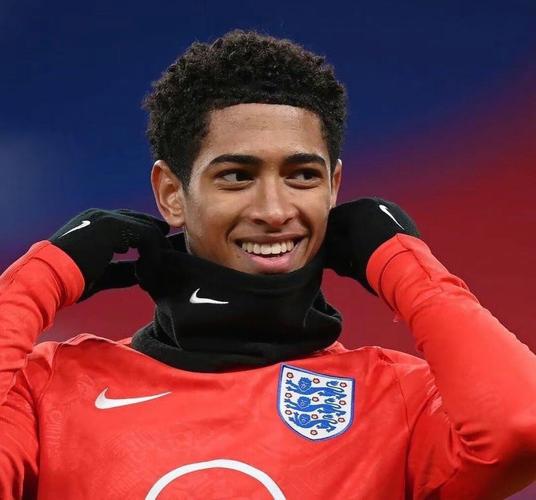 日韩退役国脚参加五人制比赛，李同国、本田圭佑、南雄太出战（日韩退役国脚齐聚五人制赛：李同国、本田圭佑、南雄太登场）