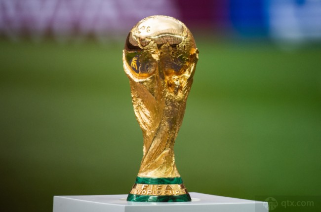 戏剧性拉满，内马尔自八月初后首次破门随后又送出一粒点球（戏剧反转：内马尔八月初后首球入账，随后又送点球）