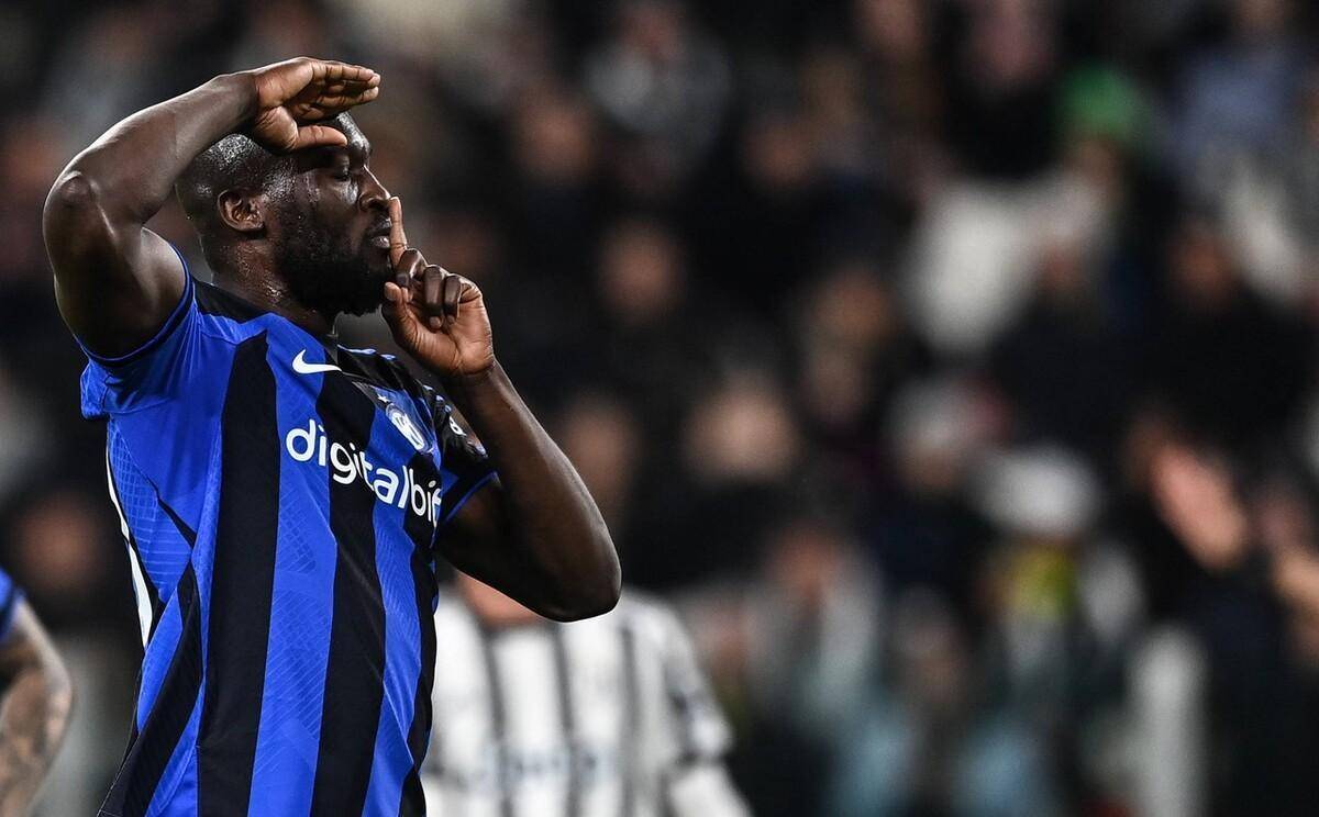 无敌了！39岁的胡尔克远距离任意球重炮破门！（宝刀未老！39岁胡尔克超远任意球重炮轰破球门）